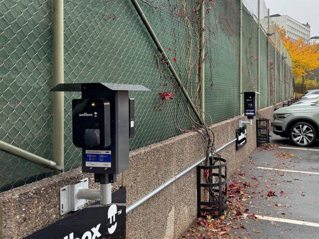 Laddboxhållare Next Green Polebox 205 D2 med laddbox Wallbox och next green vinkelfäste 60