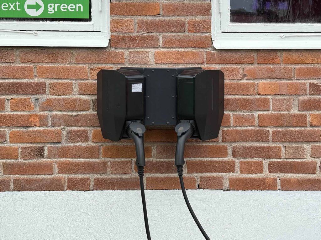 Polebox 360 Multi för dubbelmontage av laddboxar på 60 mm stolprör, Piedestal Dynamic eller vägg. Här väggmonterad.