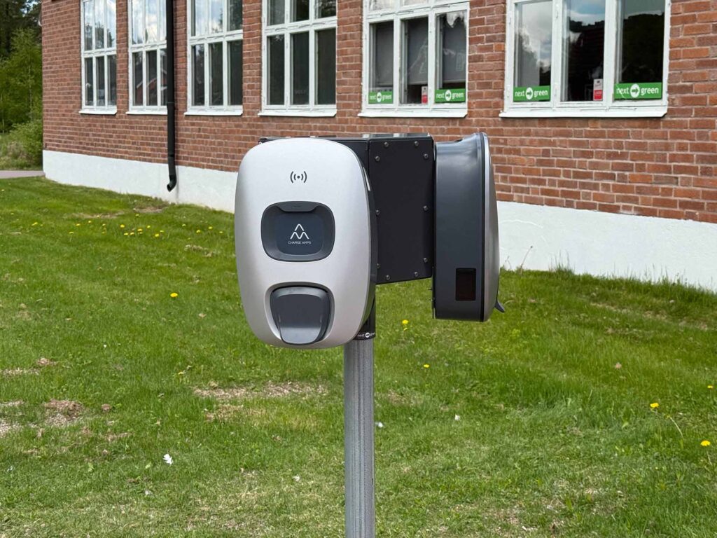 Polebox 360 Multi för dubbelmontage av laddboxar på 60 mm stolprör, Piedestal Dynamic eller vägg