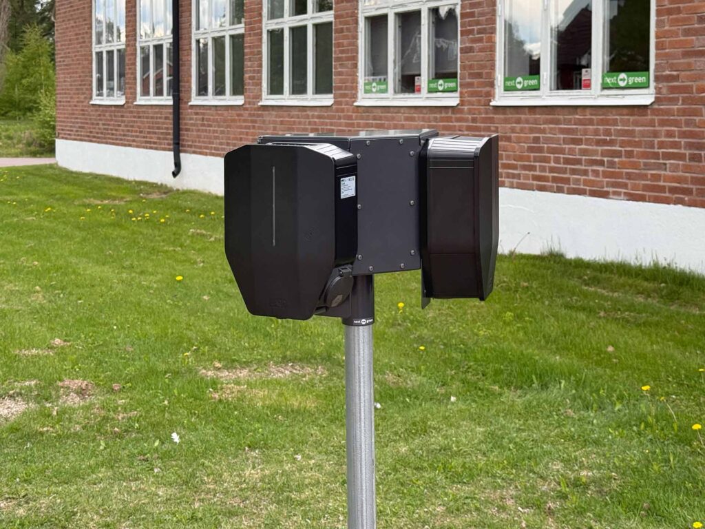 Polebox 360 Multi för dubbelmontage av laddboxar på 60 mm stolprör, Piedestal Dynamic eller vägg