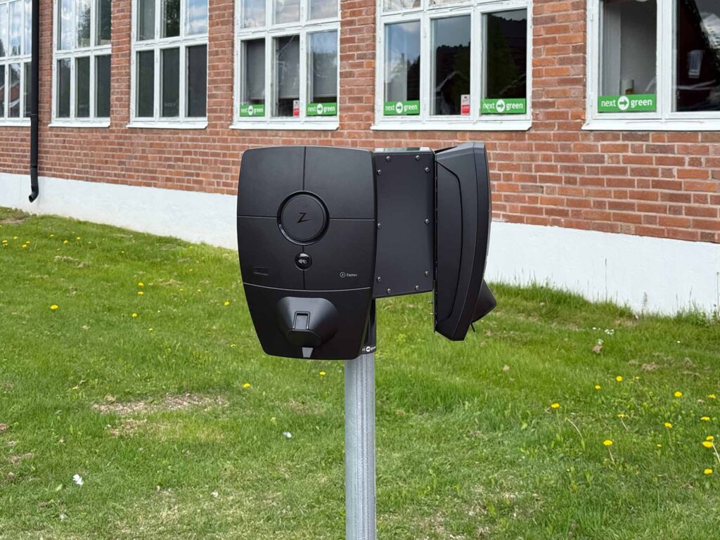 Polebox 360 Multi för dubbelmontage av laddboxar på 60 mm stolprör, Piedestal Dynamic eller vägg