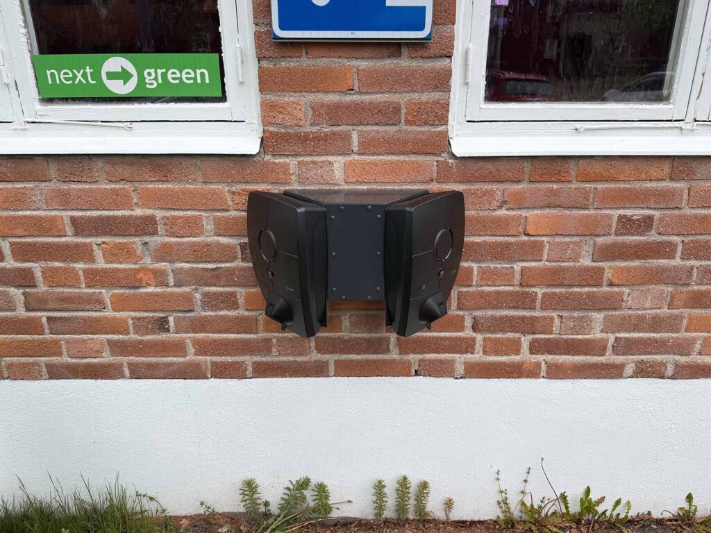 Polebox 360 Multi för dubbelmontage av laddboxar på 60 mm stolprör, Piedestal Dynamic eller vägg. Här väggmonterad.