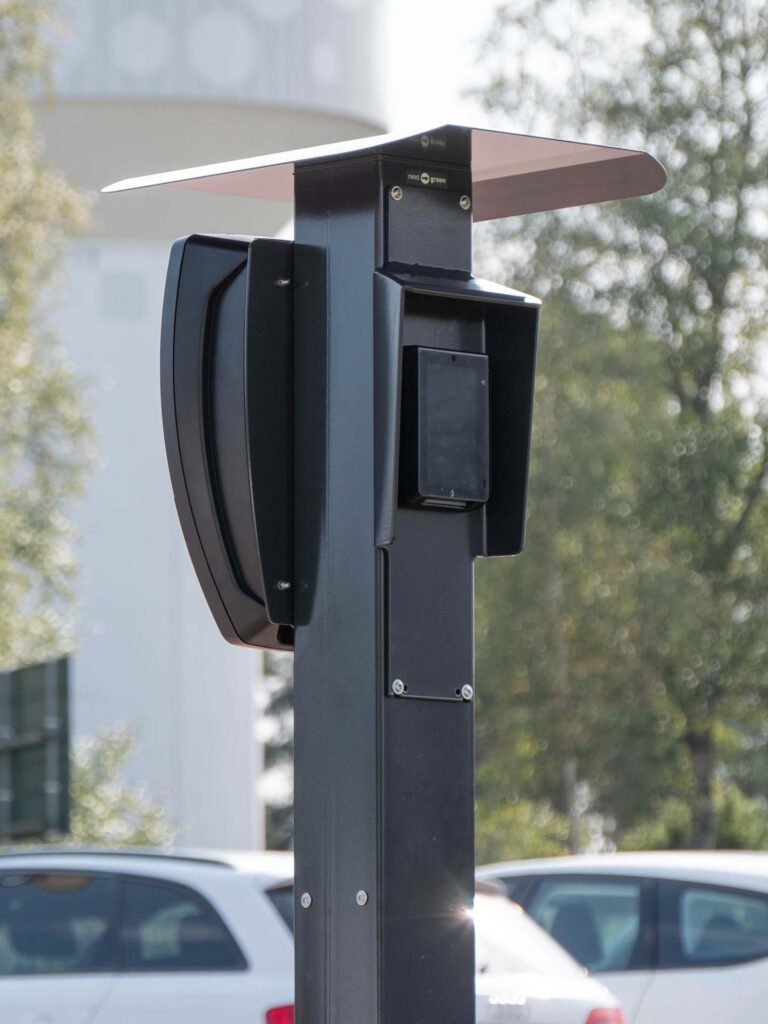 Piedestal Next Pole med tillbehören Tak Next Pole, montageplåt för Zaptec Pro laddbox samt montageplåt för kortterminal.