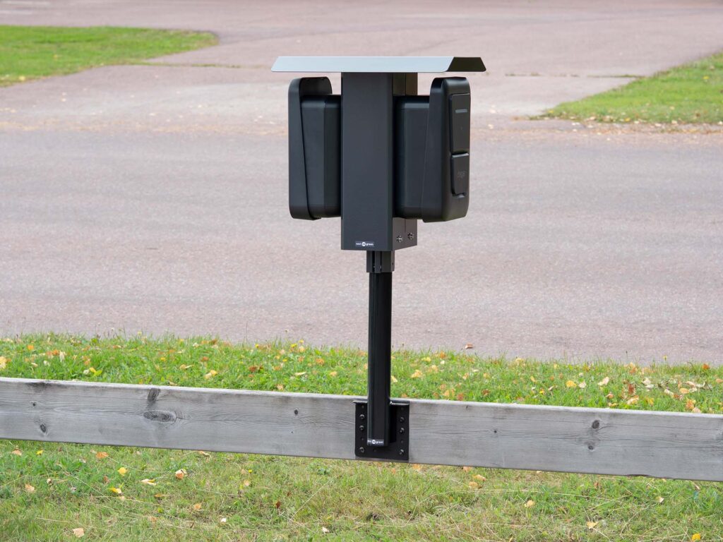 Rörfäste plank -och fasad svart RAL9005 med Polebox 205 D2 med dubbelmontage av Hager witty