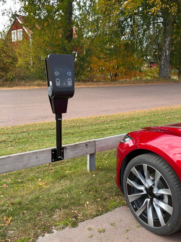 Rörfäste plank -och fasad svart RAL9005 med Poleplate 270 CC och laddbox CTEK CC2 CC3