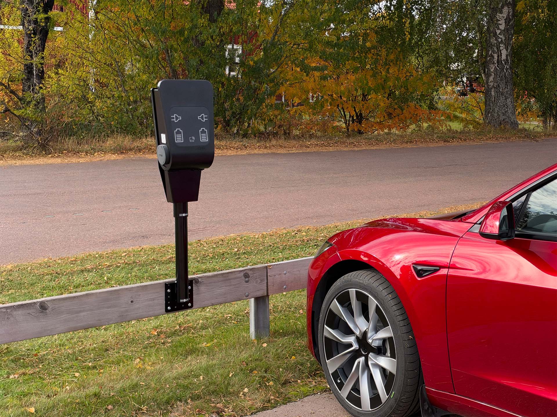 Rörfäste plank -och fasad svart RAL9005 med Poleplate 270 CC och laddbox CTEK CC2 CC3
