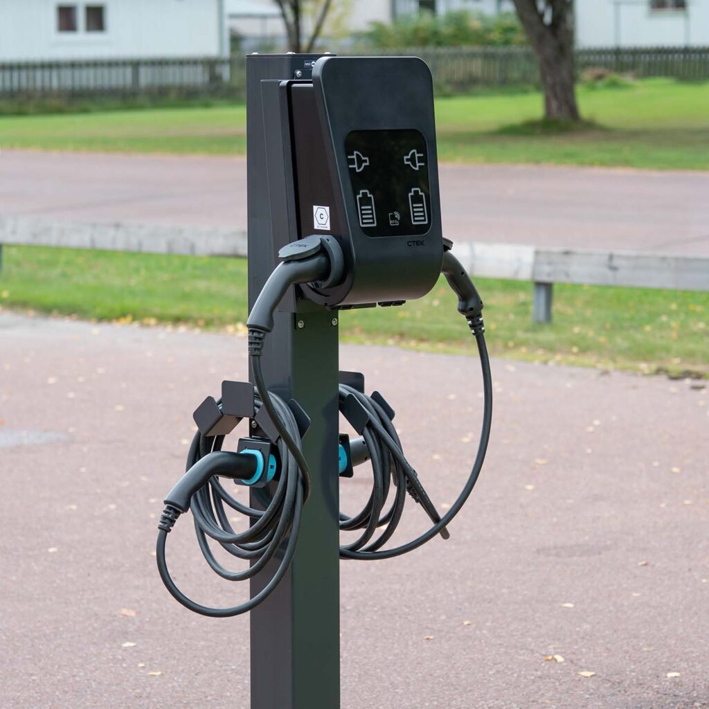 Laddboxhållare Piedestal Next Green Next Pole med laddbox CTEK CC3 CC2 Chargestorm Connected
