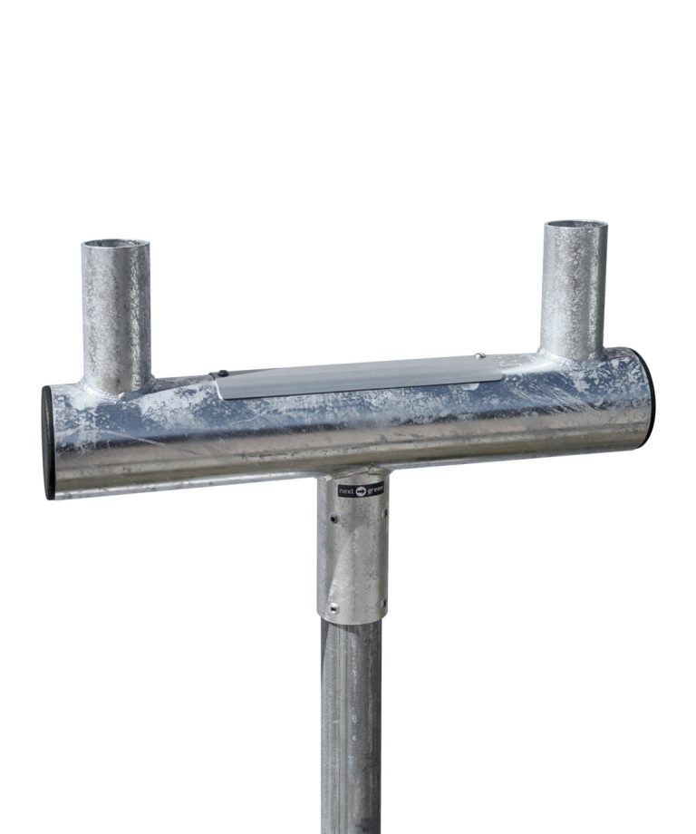 Next Geen Stopfäste Twin mount 60 för montage av två laddboxar monterade på ett Ø 60 mm stolprör. Frilagd bild.