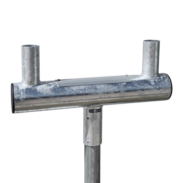 Next Geen Stopfäste Twin mount 60 för montage av två laddboxar monterade på ett Ø 60 mm stolprör. Frilagd bild.