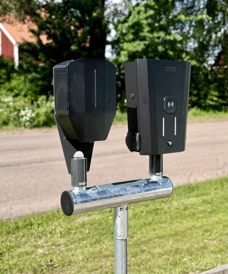 Next Geen Stopfäste Twin mount 60 för montage av två laddboxar monterade på ett Ø 60 mm stolprör