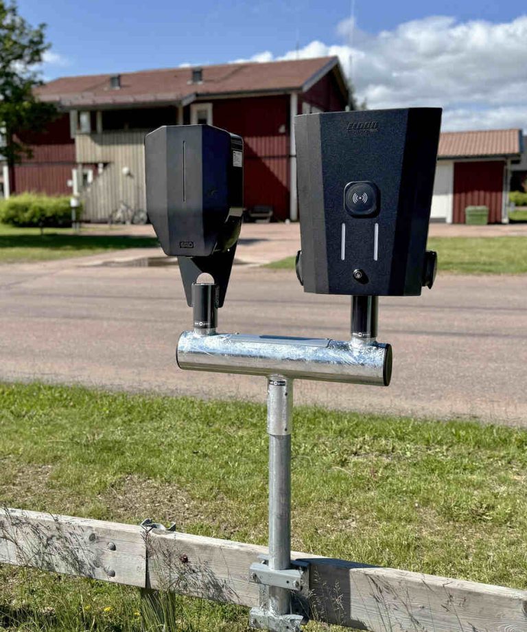 Next Geen Stopfäste Twin mount 60 för montage av två laddboxar monterade på ett Ø 60 mm stolprör