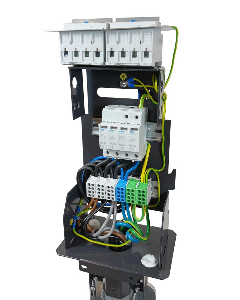 Polebox har en monterad fördelningsplint för upp till 2 x 5G25 mm2 elkabel för vidare koppling till nästa laddstolpe . Från fördelnings-plinten i Polebox ansluts sedan respektive laddbox med gummikabel. Polebox kan extrautrustas med två DIN-skenor för montering av till exempel överspänningsskydd, WiFi-router eller 4G/5G-modem med nätaggregat. Allt ryms i lådan.
