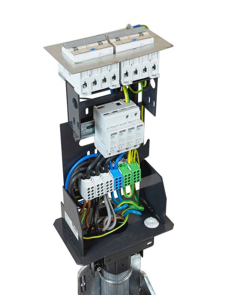 Polebox har en monterad fördelningsplint för upp till 2 x 5G25 mm2 elkabel för vidare koppling till nästa laddstolpe . Från fördelnings-plinten i Polebox ansluts sedan respektive laddbox med gummikabel. Polebox kan extrautrustas med två DIN-skenor för montering av till exempel överspänningsskydd, WiFi-router eller 4G/5G-modem med nätaggregat. Allt ryms i lådan.