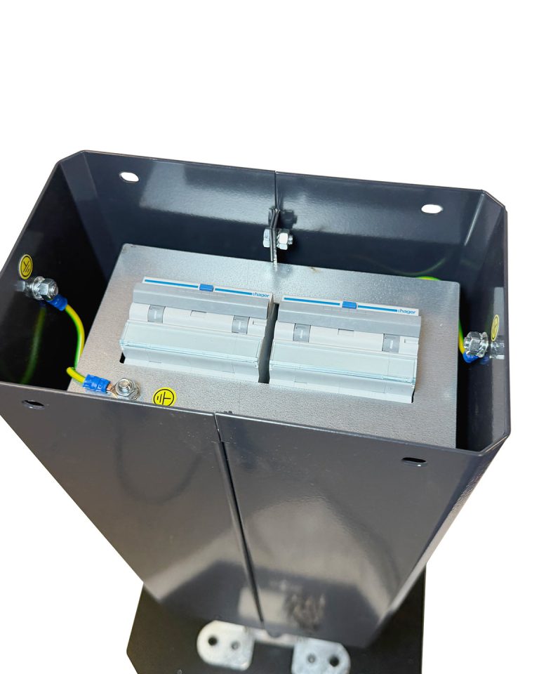 Polebox har en monterad fördelningsplint för upp till 2 x 5G25 mm2 elkabel för vidare koppling till nästa laddstolpe . Från fördelnings-plinten i Polebox ansluts sedan respektive laddbox med gummikabel. Polebox kan extrautrustas med två DIN-skenor för montering av till exempel överspänningsskydd, WiFi-router eller 4G/5G-modem med nätaggregat. Allt ryms i lådan.