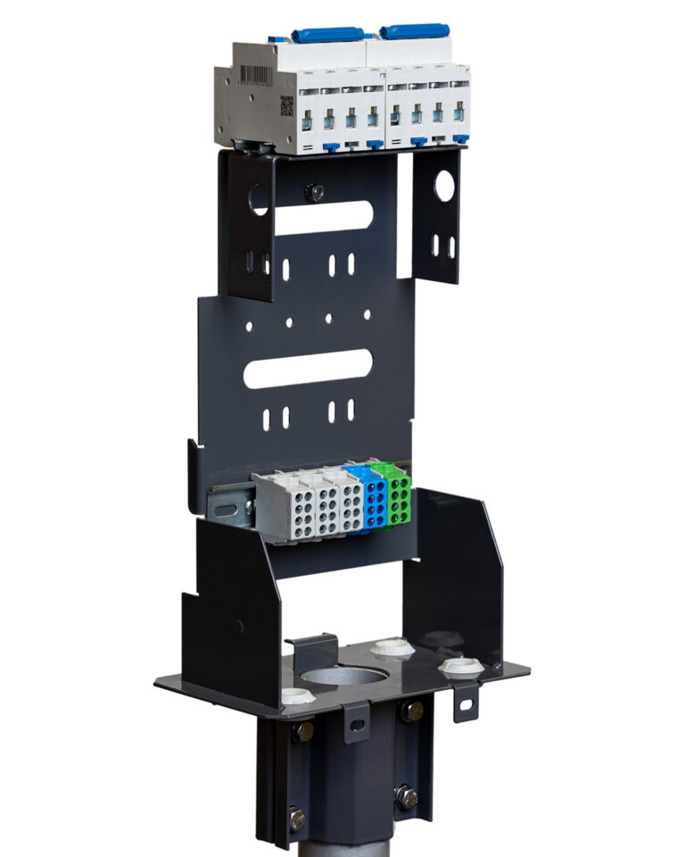 Polebox har en monterad fördelningsplint för upp till 2 x 5G25 mm2 elkabel för vidare koppling till nästa laddstolpe . Från fördelnings-plinten i Polebox ansluts sedan respektive laddbox med gummikabel. Polebox kan extrautrustas med två DIN-skenor för montering av till exempel överspänningsskydd, WiFi-router eller 4G/5G-modem med nätaggregat. Allt ryms i lådan.