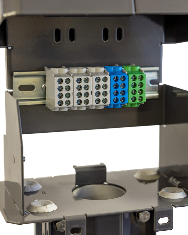 Polebox har en monterad fördelningsplint för upp till 2 x 5G25 mm2 elkabel för vidare koppling till nästa laddstolpe . Från fördelnings-plinten i Polebox ansluts sedan respektive laddbox med gummikabel. Polebox kan extrautrustas med två DIN-skenor för montering av till exempel överspänningsskydd, WiFi-router eller 4G/5G-modem med nätaggregat. Allt ryms i lådan.