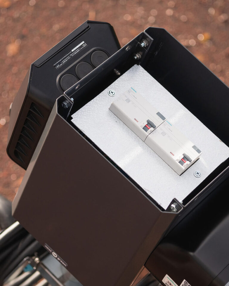 DIN-skena med plats skena för två jordfelsbrytare/personskyddsbrytare