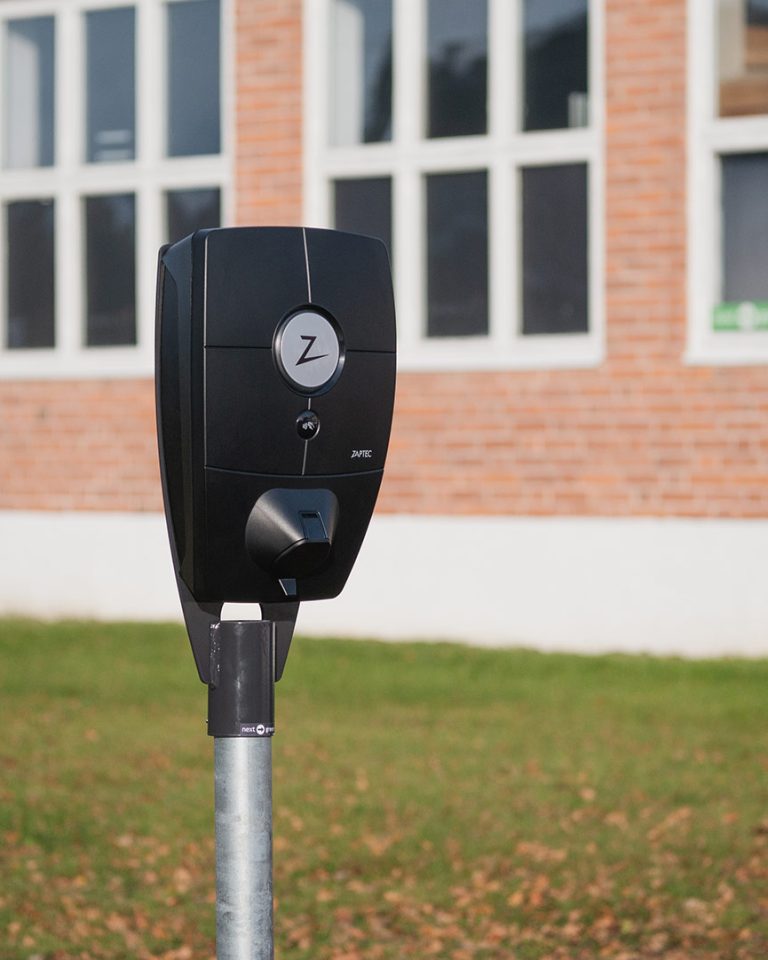 Laddboxhållare Next Green Poleplate 225 Z monterad med Laddbox Zaptec Pro