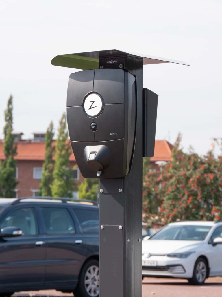 Next Green Piedestal Next Pole med tak över laddbox Zaptec med betallösning terminal