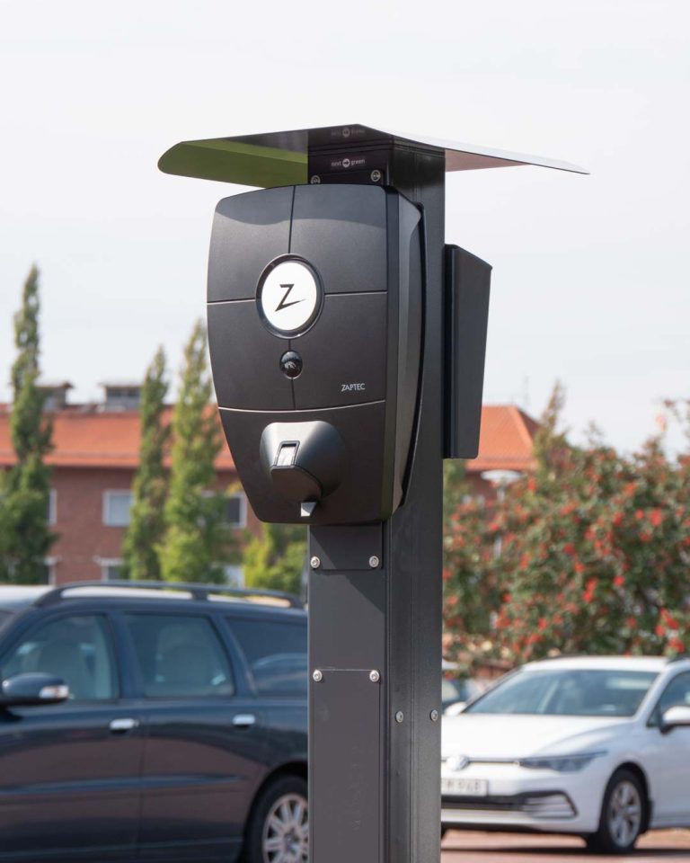 Next Green Piedestal Next Pole med tak över laddbox Zaptec med betallösning terminal