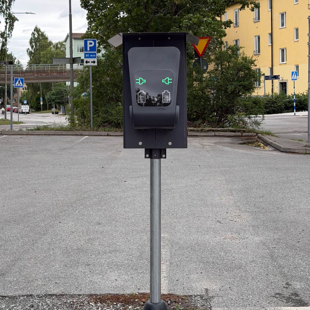 Polebox 320 D med dubbelmontage av stora laddboxar