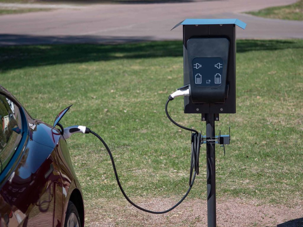 Laddboxhållare Next Green Polebox 320 D med dubbla CTEK Chargestorm Connected
