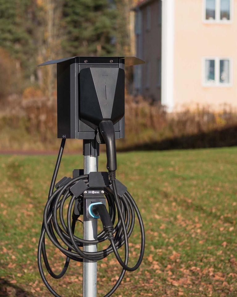 Polebox Compact med montageplåt för Easee och kabelhållare Daytona T2