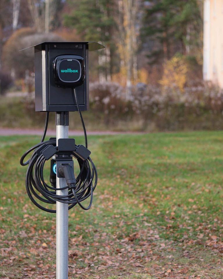 Polebox Compact med montageplåt för Wallbox Pulsar Max och kabelhållare Daytona T2