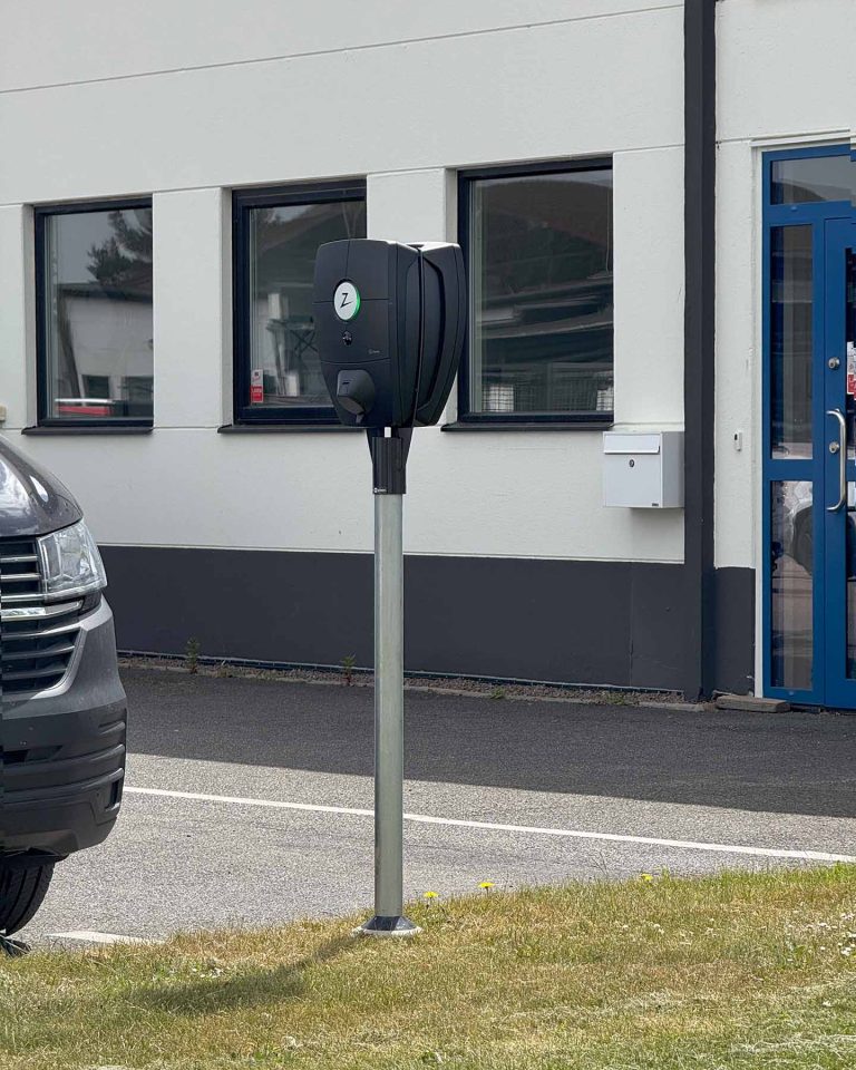 Laddboxhållare Next Green Poleplate 225 Z monterad med Laddbox Zaptec Pro