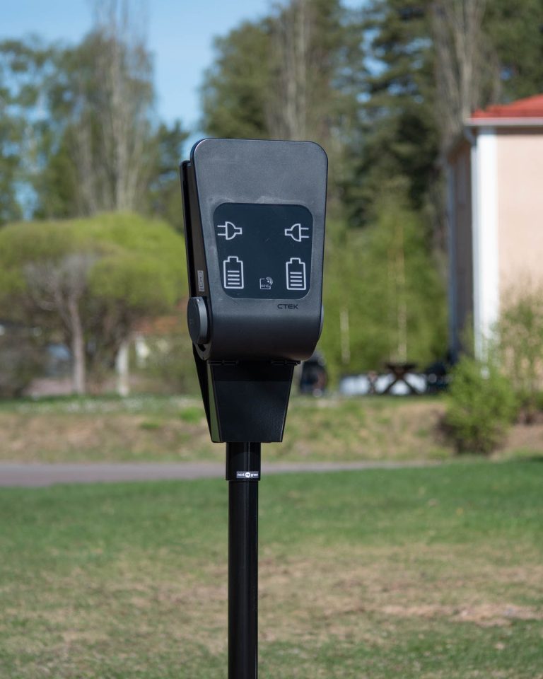 Poleplate 270 CC till CTEK Chargestorm monterat på pulverlackat stolprör grafitgrå