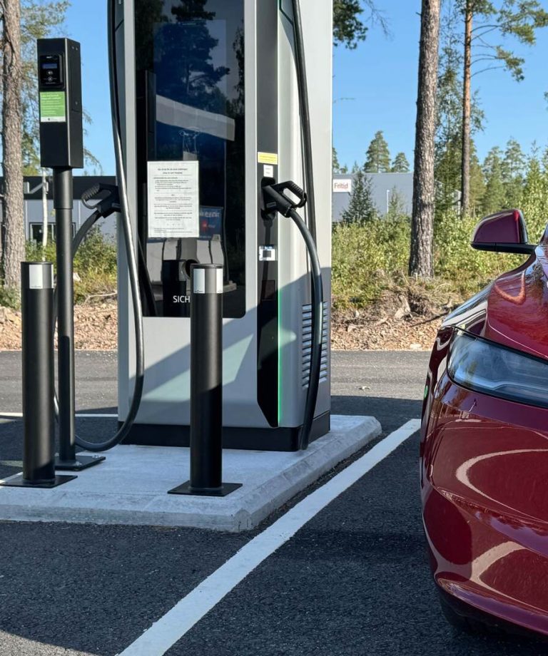 Skydd för laddplats Påkörningsskydd stolpe 108-750 RAL9005 i svart