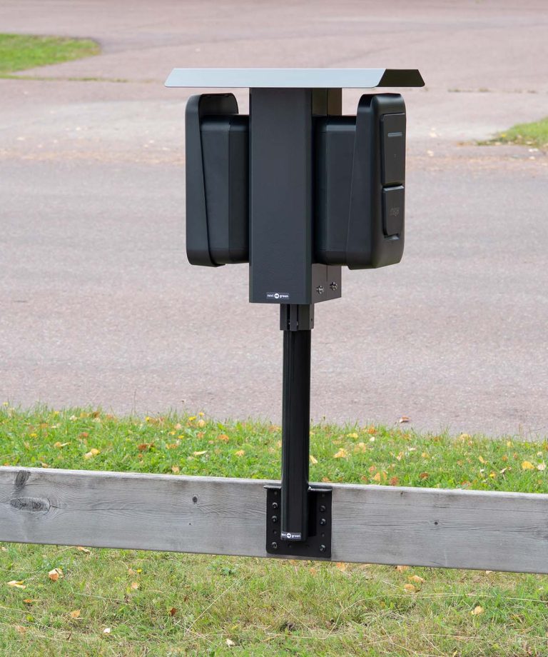 Rörfäste plank -och fasad svart RAL9005 med Polebox 205 D2 med dubbelmontage av Hager witty