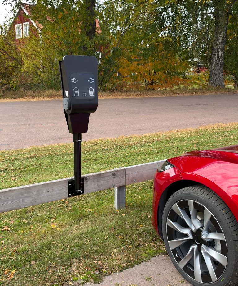 Rörfäste plank -och fasad svart RAL9005 med Poleplate 270 CC och laddbox CTEK CC2 CC3