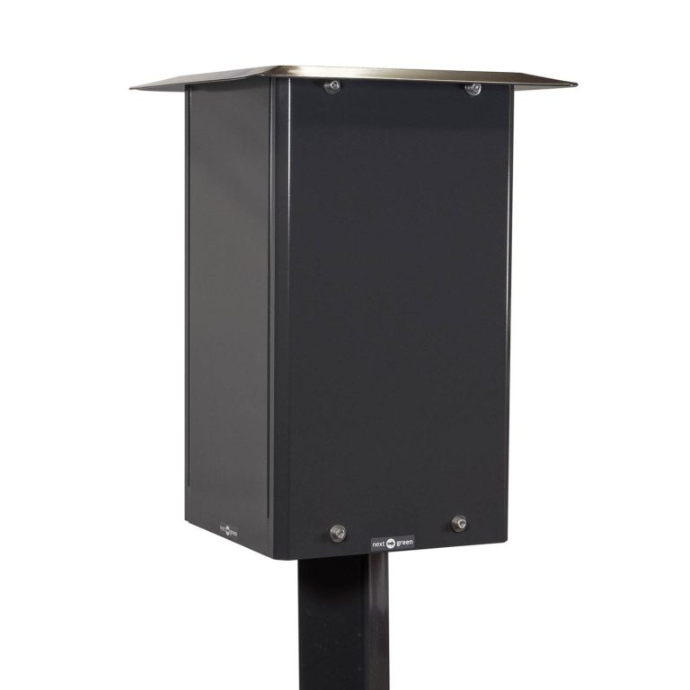 Next Green Polebox 270 Q Laddboxhållare för fyra laddboxar på Piedestal Dynamic.