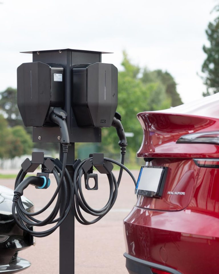 Next Green Polebox 270 Q Laddboxhållare för fyra laddboxar på Piedestal Dynamic eller Ø 60 mm stolprör. Här med laddkabelhålare Next Green Daytona T2 för typ 2 CCS kablar