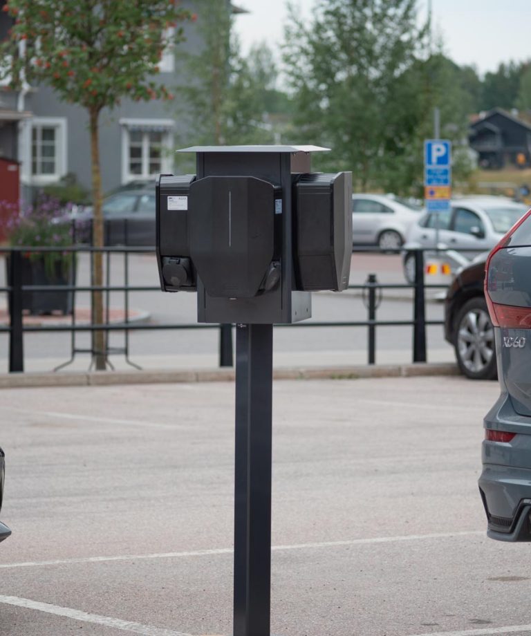Next Green Polebox 270 Q Laddboxhållare för fyra laddboxar på Piedestal Dynamic eller Ø 60 mm stolprör.