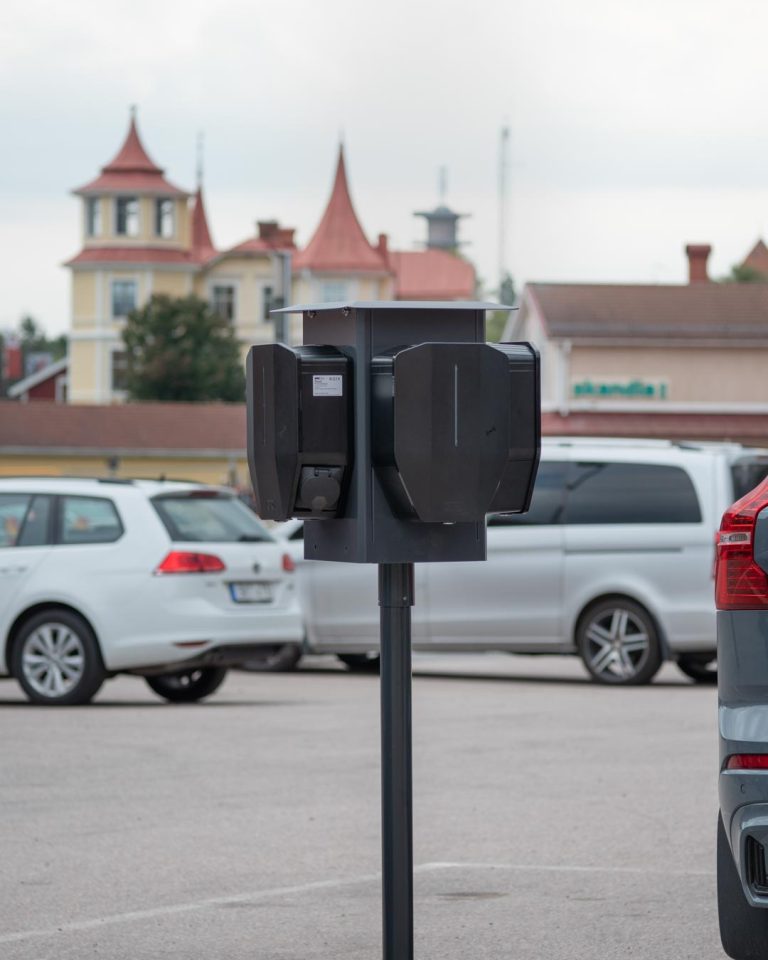 Next Green Polebox 270 Q Laddboxhållare för fyra laddboxar på Piedestal Dynamic eller Ø 60 mm stolprör.