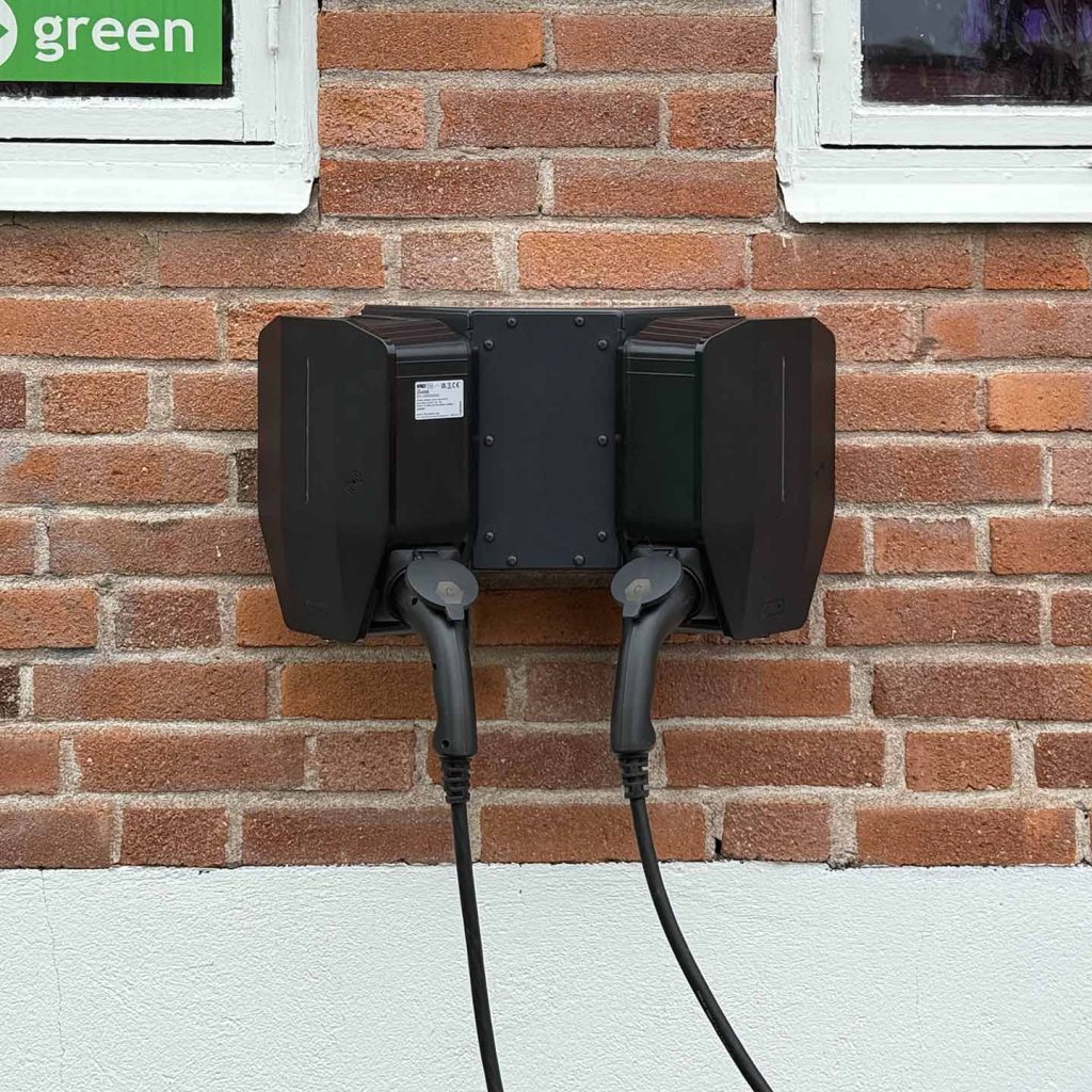 Polebox 360 Multi för dubbelmontage av laddboxar på 60 mm stolprör, Piedestal Dynamic eller vägg. Här väggmonterad.
