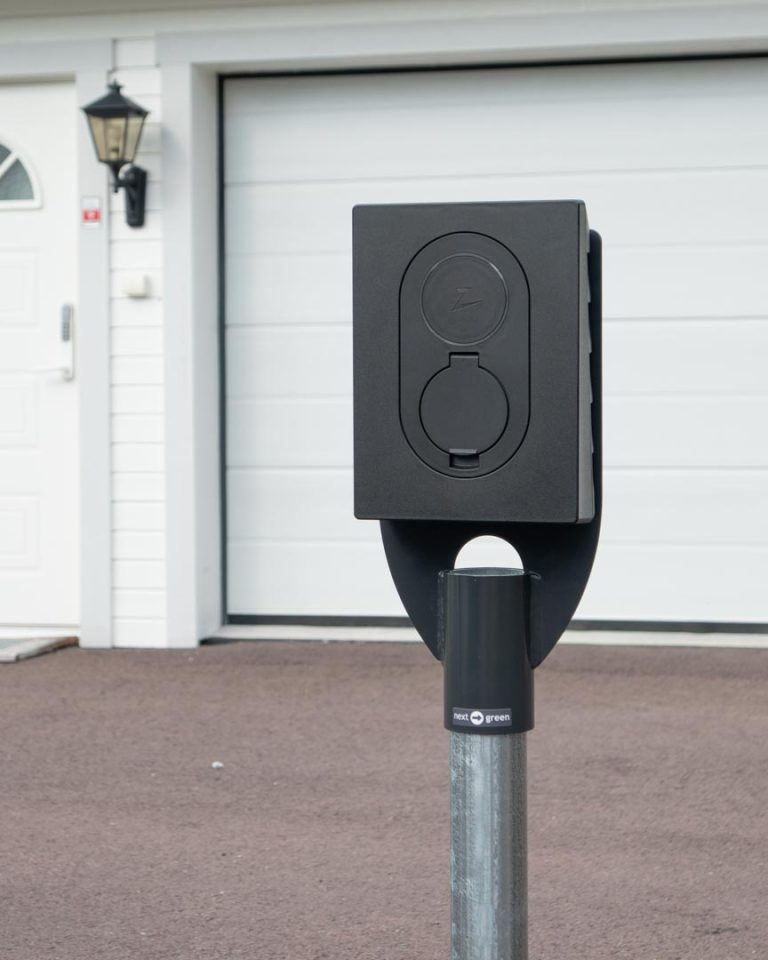 Next Green Poleplate 180 G på fristående på villaparkering med stolprör 60 mm med laddbox Zaptec Go