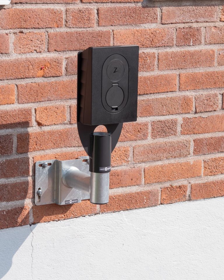 Next Green Poleplate 180 G monterad på fasad med Vinkelfäste 60 med laddbox Zaptec Go