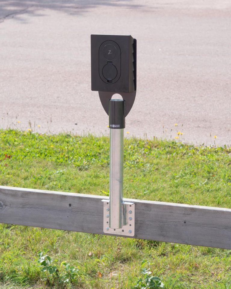 Next Green Poleplate 180 G monterad på balk med Rörfäste Plank -och fasad 60-540 med laddbox Zaptec Go
