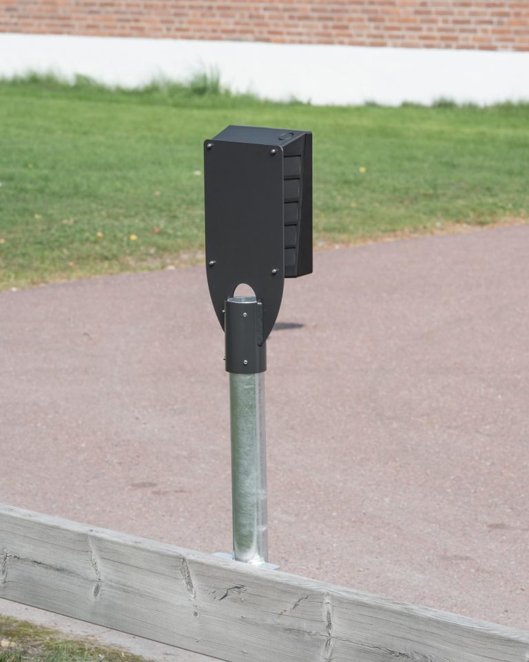 Next Green Poleplate 180 G monterad på balk med Rörfäste Plank -och fasad 60-540 med laddbox Zaptec Go