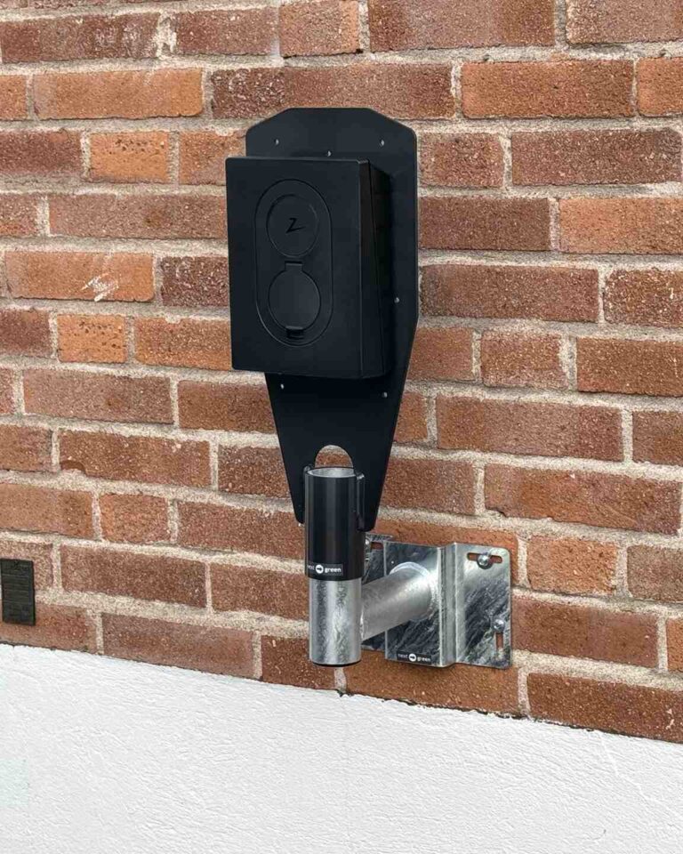 Laddboxhållare Next Green Poleplate 225 Z monterad på fasad med Vinkelfäste 60 med Laddbox Zaptec Go