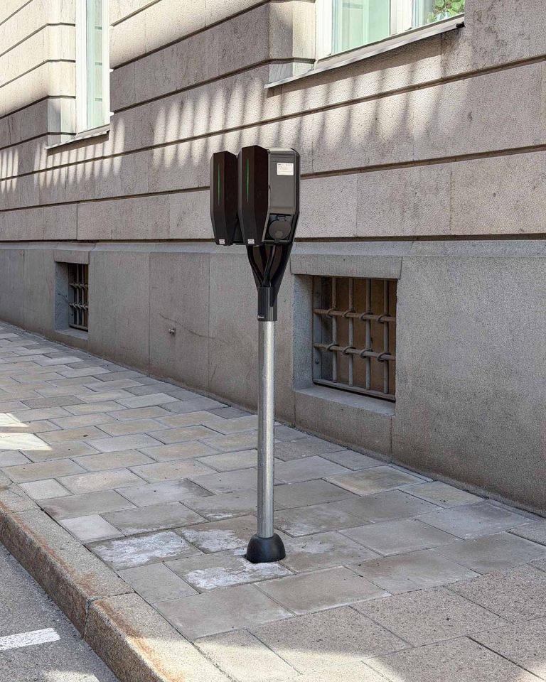 Laddboxhållare Next Green Poleplate 470 E med laddbox Garo Entity PRO Installationskonsol Dubbel
