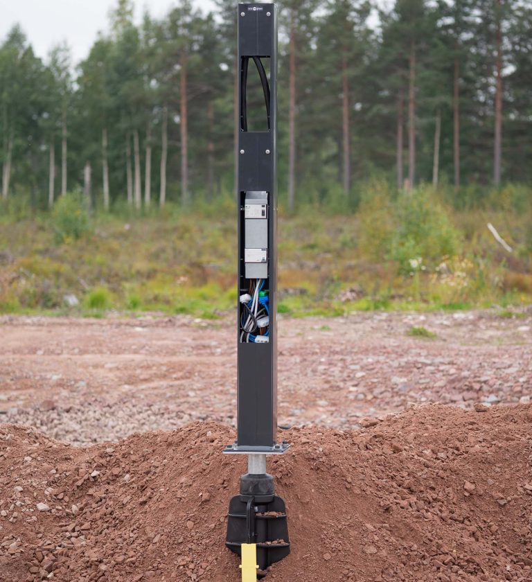 Montagebox DIN för Next Green Piedestal Nextpole installerat med Fundament GP60 med Markfäste GP60-160 Combo med cc-mått 160