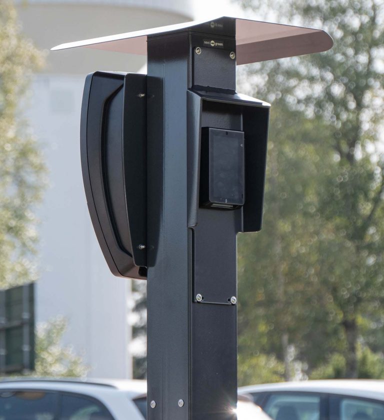 Piedestal Next Pole med tillbehören Tak Next Pole, montageplåt för Zaptec Pro laddbox samt montageplåt för kortterminal.