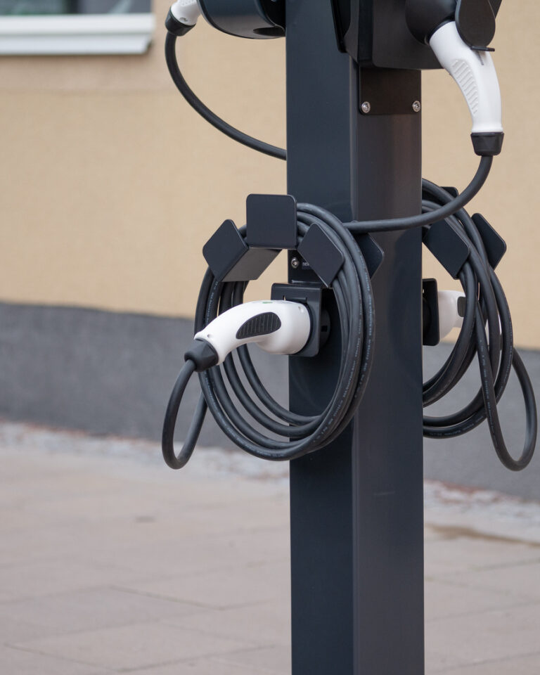 Next Green Piedestal Next Pole på parkering med dubbla laddboxar och kabelhållare Daytona T2