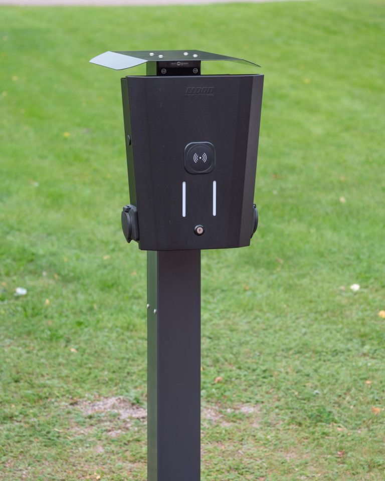 Next Green Piedestal Next Pole med tak över laddbox Eldon