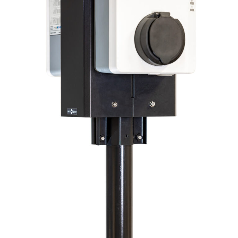 Detaljbild på stolprör 60 mm pulverlackerad grafitgrå med Next Green Polebox 205 D2