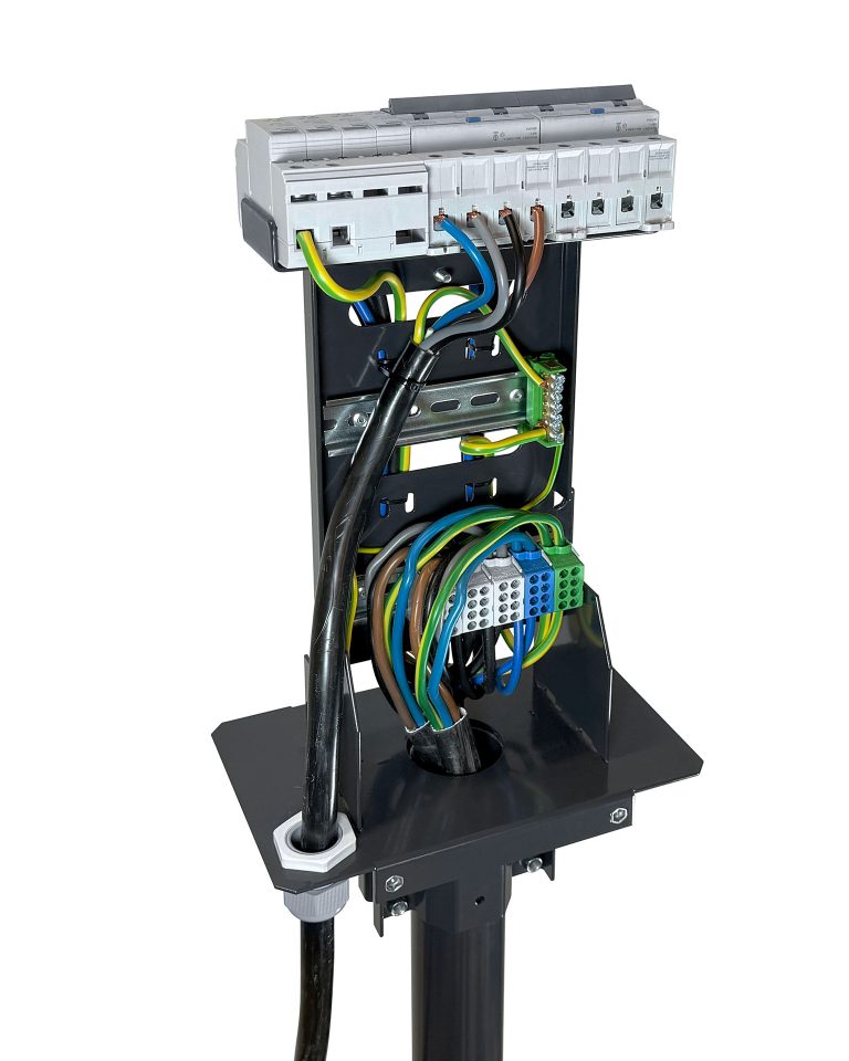 Polebox 270 D för dubbelmontage av laddboxar. Förberedd med DIN-skena med plats för 12 moduler för t.ex. RCCB/RCBO/MCB/Överspänningsskydd.